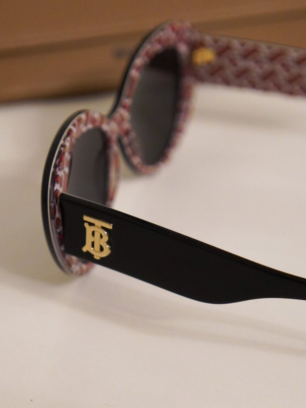 CAT EYE BURBERRY SUNGLASSES IN BLACK COLOR - Picture 4 of 10